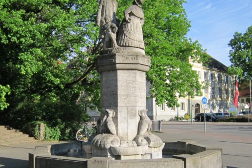 mudder-schulten-brunnen-neubrandenburg